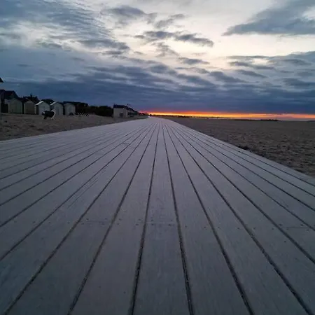 Voilier De Charme En Acajou. 船屋 乌伊斯特勒昂