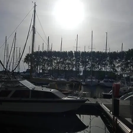 Bateau-hôtel Voilier De Charme En Acajou. Ouistreham