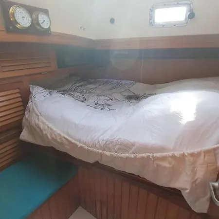 Bateau-hôtel Voilier De Charme En Acajou. Ouistreham