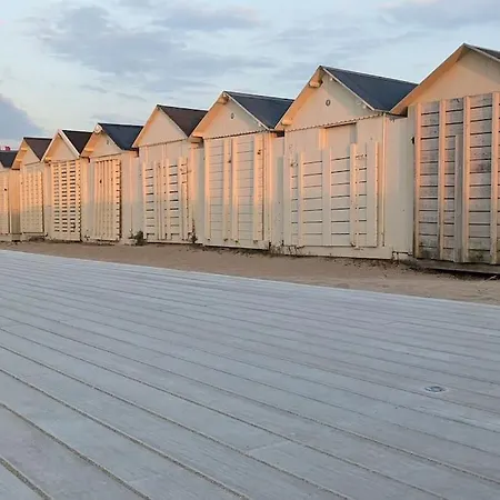 Voilier De Charme En Acajou. Ouistreham