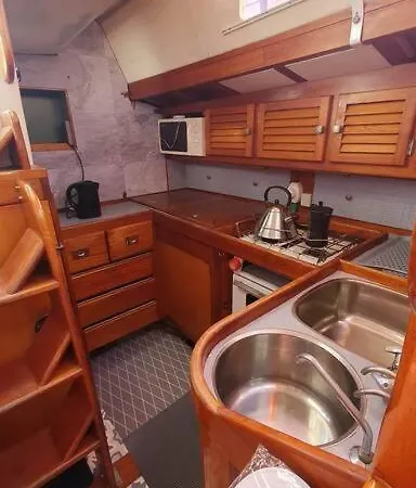 Voilier De Charme En Acajou. Bateau-hôtel